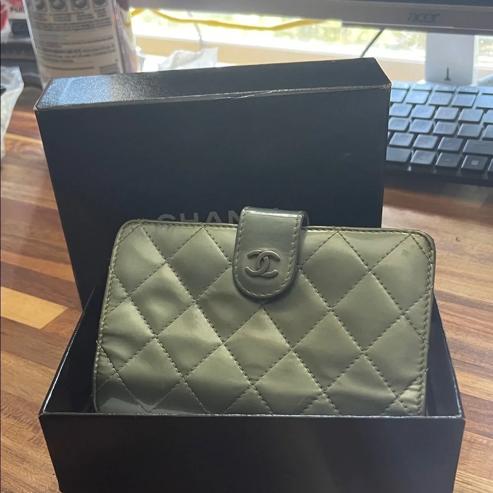 Chanel Auth Medium Matelasse Patent Leather Wallet. P209/07032020 - Picture 3 of 13